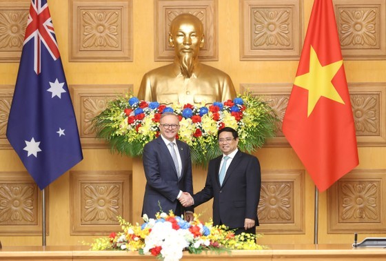 Prime Minister Pham Minh Chinh (R) and his Australian counterpart Anthony Albanese (Photo: Quang Phuc)