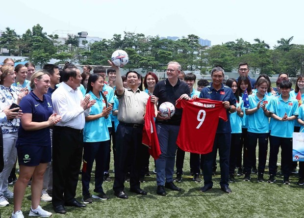 PMs Pham Minh Chinh and Australian PM Anthony Albanese at the exchange with female footballers of Vietnam and Australia in Hanoi on June 4 (Photo: VNA)