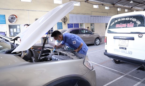 A car is examined at a registration center. (Photo: vietnamnet.vn)