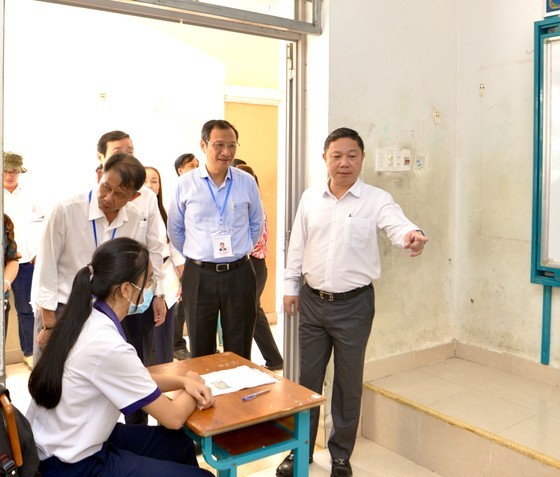 Vice Chairman of Ho Chi Minh City People's Committee Duong Anh Duc directly inspects the Covid-19 epidemic control and prevention at the exam venue. (Photo: Cao Thang)