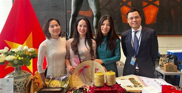 Dang Hoang Giang, Head of the Permanent Delegation of Vietnam to the UN, visits the Vietnamese booth at the event. (Photo: VNA)