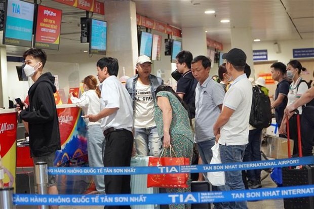 Passengers line up to complete immigration procedures at Tan Son Nhat International Airport. (Photo: VNA)