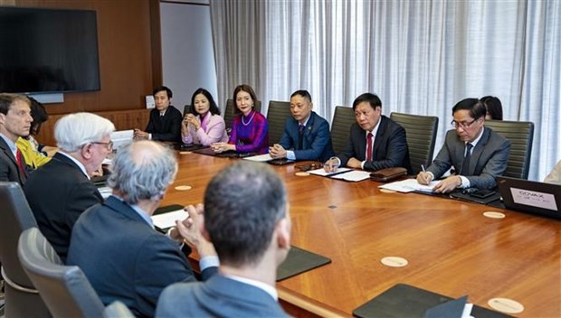 The Vietnamese delegation visits the Harvard Medical School. (Photo: VNA)