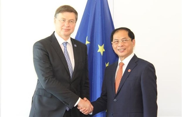 Foreign Minister Bui Thanh Son (R) and EC Executive Vice President Valdis Dombrovskis in Paris on June 8 (Photo: VNA)