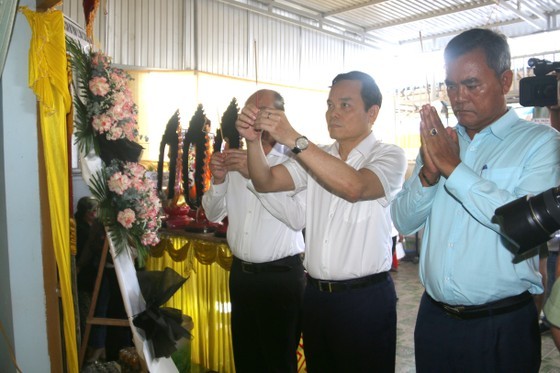 Deputy Prime Minister Tran Luu Quang visits the family of the victim who died from the gun attack.