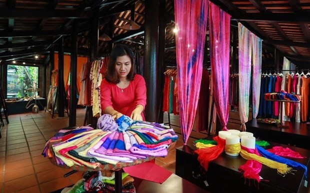 Silk items of a craft village in Hoi An on display (Photo: baoquangnam.vn) Silk items of a craft village in Hoi An on display (Photo: baoquangnam.vn)