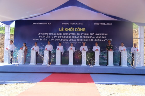 Central and local leaders press the button to start the construction of the Khanh Hoa - Buon Ma Thuot Expressway project.