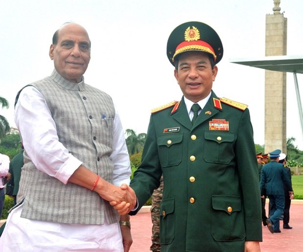 Minister of National Defense Gen. Phan Van Giang (R) and his Indian counterpart Rajnath Singh. (Photo: VNA)