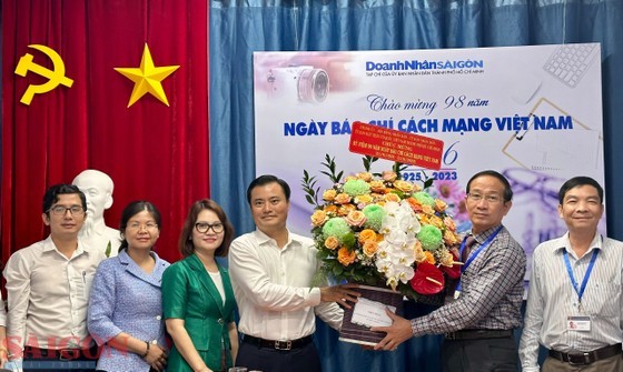Vice Chairman of the Ho Chi Minh City People’s Committee Bui Xuan Cuong presents a flower basket to Saigon Entrepreneur Magazine. Vice Chairman of the Ho Chi Minh City People’s Committee Bui Xuan Cuong presents a flower basket to Saigon Entrepreneur Magazine.