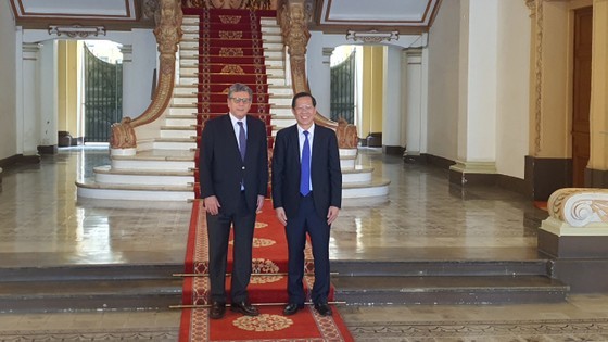 Chairman of the Ho Chi Minh City People's Committee Phan Van Mai (R) receives Brazilian Ambassador to Vietnam Marco Farani.