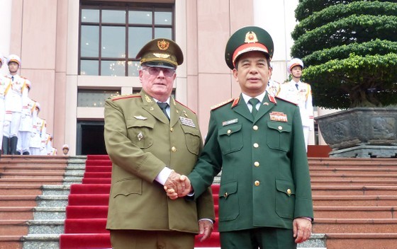 General Phan Van Giang, Minister of National Defense (R) and Senior Lieutenant General Álvaro López Miera, Minister of the Revolutionary Armed Forces