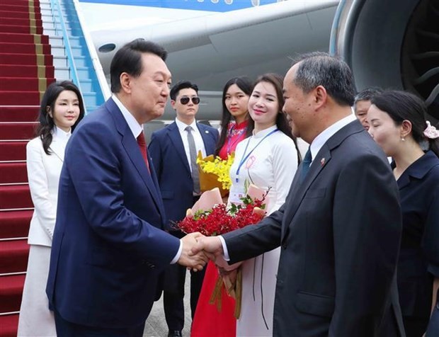 RoK President Yoon Suk Yeol welcomed by Chairman of the President Office Le Khanh Hai (Photo: VNA)