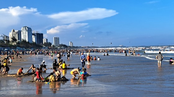 Tourists go swimming in Back Beach (Bai Sau) in Vung Tau City.