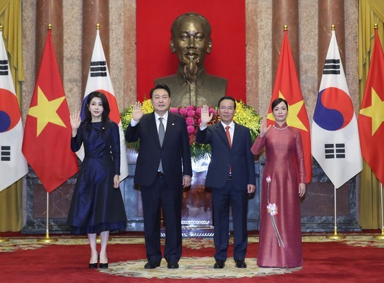 Vietnamese President Vo Van Thuong (second from right) and his spouse pose for photos with President Yoon Suk Yeol and his first lady at the Presidential Palace. (Photo: Quang Phuc)