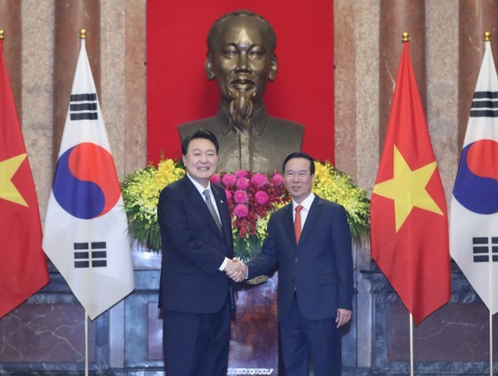 Vietnam President Vo Van Thuong shakes hands with his counterpart Yoon Suk Yeol. (Photo: Quang Phuc)