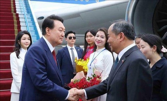 Chairman of the Presidential Office Le Khanh Hai (R) welcomes South Korean President Yoon Suk Yeol and his wife at Noi Bai International Airport. (Photo: VNA)