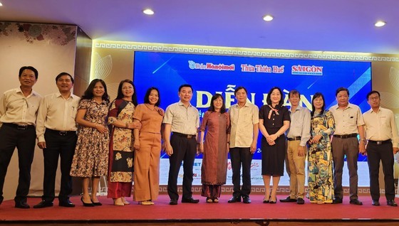 The representatives in the editorial board of SGGP Newspaper poses a photo with representatives of other newspapers at the forum.