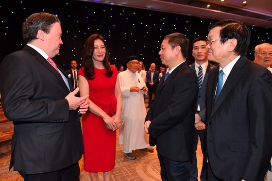 Former President Truong Tan Sang, Vice Chairman of Ho Chi Minh City People's Committee Duong Anh Duc talk with US Ambassador Marc Knapper and US Consul General Susan Burns at the ceremony. (Photo: Viet Dung)