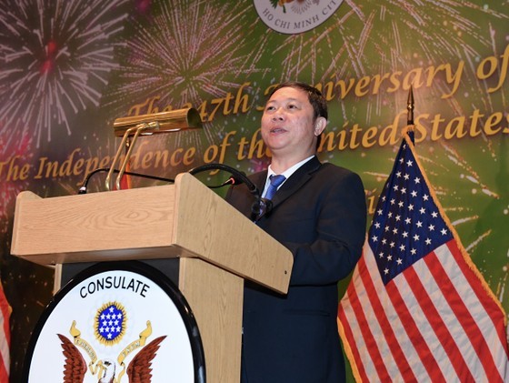 Deputy Chairman of the municipal People’s Committee Duong Anh Duc speaks at the ceremony.