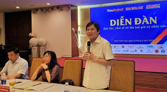 Editor-in-Chief of Sai Gon Giai Phong Newspaper Tang Huu Phong shares about some social and charitable programs of SGGP Newspaper in recent years at the forum.