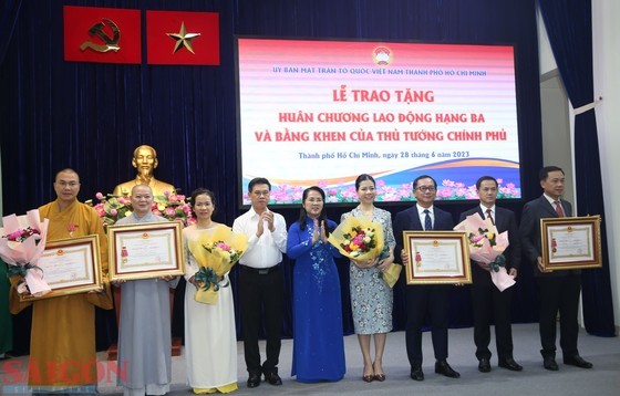 Chairwoman of the Vietnam Fatherland Front Committee in Ho Chi Minh City Tran Kim Yen grants the Third-class Labor Medal to collectives and individual for the outstanding accomplishments of their duties. (Photo: C.T)