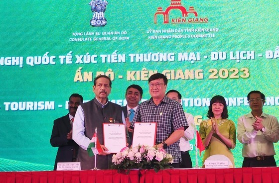 The Indian Business Association and representatives of Kien Giang businesses sign a memorandum of understanding on cooperation. (Photo: Quoc Binh)