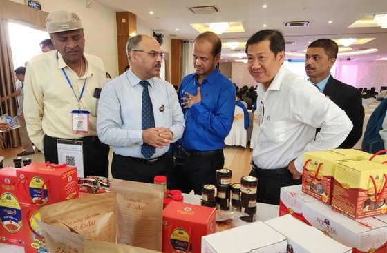 Indian businesses visit and learn about OCOP products of Kien Giang Province. (Photo: Quoc Binh)