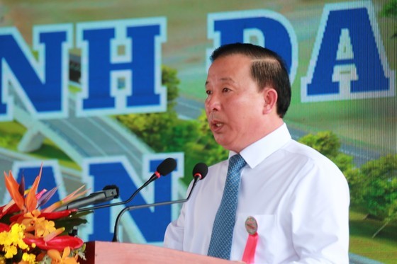 Chairman of the People’s Committee of Long An Province Nguyen Van Ut speaks at the ceremony. Chairman of the People’s Committee of Long An Province Nguyen Van Ut speaks at the ceremony.