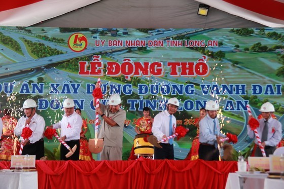 The delegates join the groundbreaking ceremony. The delegates join the groundbreaking ceremony.