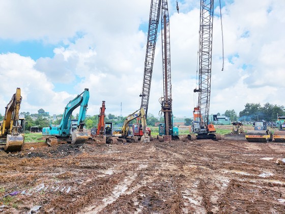 The bidding package No.2 under the fifth component project, including Tan Van and Binh Goi intersection point under the Ring Road No.3 – Ho Chi Minh City through Binh Duong Province was organized the groundbreaking ceremony on June 29. The project has a length of over 1.3 kilometers with a total investment of more than VND571 billion (US$24 million).
