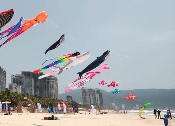 The artistic kite-flying performance will take place on the beach.