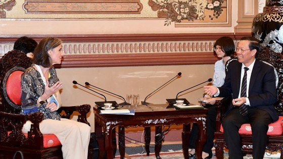Chairman of the Ho Chi Minh City People’s Committee Tran Van Mai (R) receives UNDP Resident Representative in Vietnam Ramla Khalidi (Photo: Viet Dung)