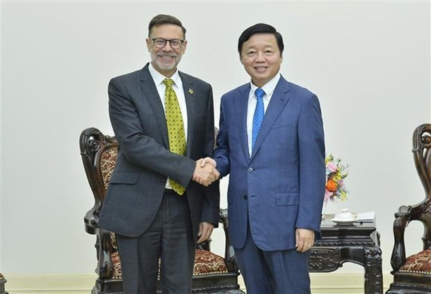 Deputy Prime Minister Tran Hong Ha (R) and Australian Ambassador to Vietnam Andrew Goledzinowski at their meeting in Hanoi on July 7. (Photo: VNA) Deputy Prime Minister Tran Hong Ha (R) and Australian Ambassador to Vietnam Andrew Goledzinowski at their meeting in Hanoi on July 7. (Photo: VNA)