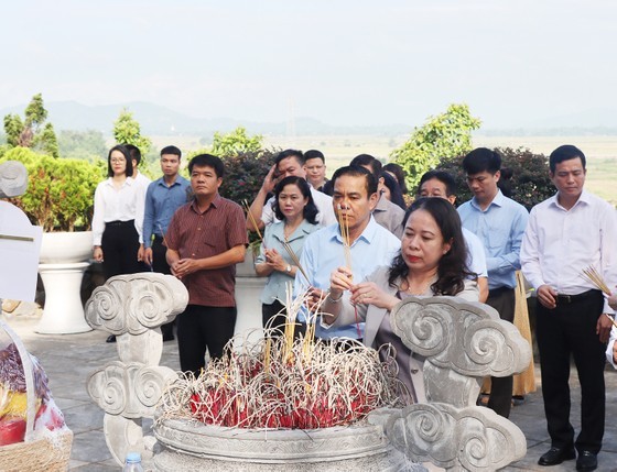 Vice President Vo Thi Anh Xuan and delegates offer incense to late General Secretary Tran Phu. Vice President Vo Thi Anh Xuan and delegates offer incense to late General Secretary Tran Phu.