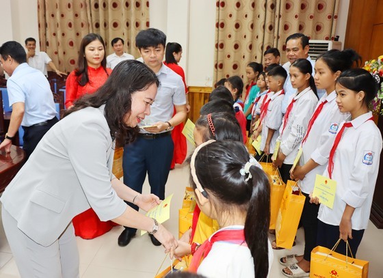 Vice President Vo Thi Anh Xuan gives gifts to children under difficult circumstances in the province. Vice President Vo Thi Anh Xuan gives gifts to children under difficult circumstances in the province.