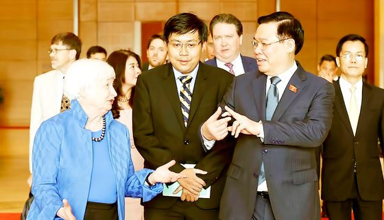 Chairman of the National Assembly Vuong Dinh Hue (R) and US Treasury Secretary Janet Yellen.