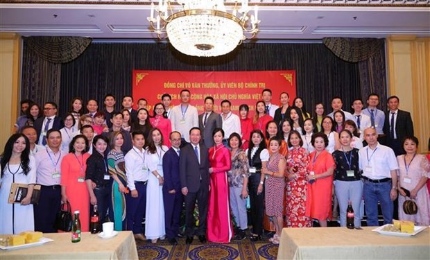 President Vo Van Thuong and representatives of the Vietnamese community in Austria and Europe pose for a group photo at a meeting in Vienna on July 23. (Photo: VNA)