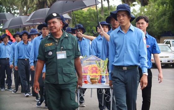 Representatives of Cambodia's armed forces join the memorial and burial ceremony for the remains of Vietnamese volunteer soldiers at the Vinh Hung - Tan Hung Martyrs Cemetery in Long An Province. (Photo: N.P) Representatives of Cambodia's armed forces join the memorial and burial ceremony for the remains of Vietnamese volunteer soldiers at the Vinh Hung - Tan Hung Martyrs Cemetery in Long An Province. (Photo: N.P)