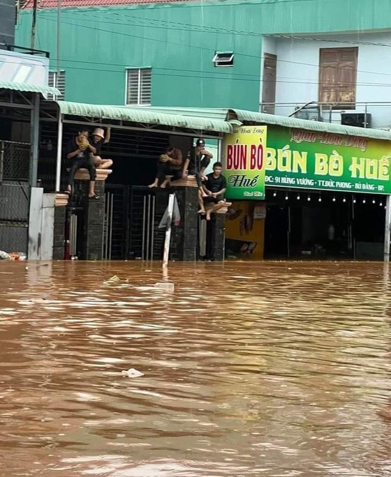 People are waiting for rescue forces when the water level suddenly rises by one to two meters. People are waiting for rescue forces when the water level suddenly rises by one to two meters.
