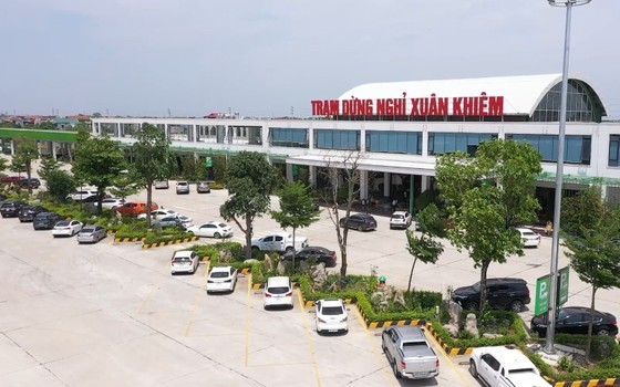 At Xuan Khiem rest stop on the North-South Expressway in the Northern Province of Ninh Binh