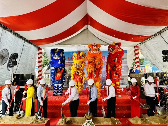 At the groundbreaking ceremony for the Dam Sen Ring Road project