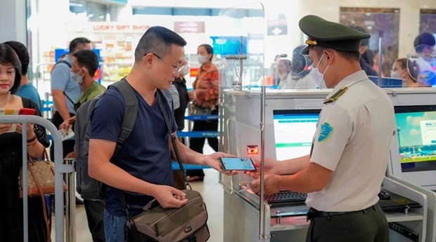 A passenger uses VNeID at Noi Bai International Airport's security counter. (Photo: VietnamPlus)