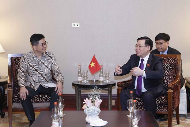 NA Chairman Vuong Dinh Hue (R) and KADIN Chairman M. Arsjad Rasjid P. M. at a meeting in Jakarta on August 5. (Photo: VNA)