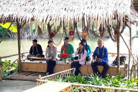 Don ca tai tu (southern amateur traditional music) performances on a river stage