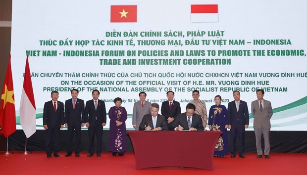 Vietnamese and Indonesian businesses sign cooperation deals at the forum. (Photo: VNA)