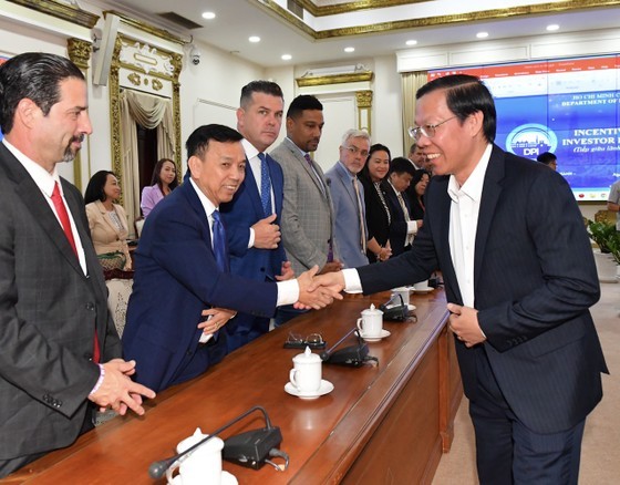 Chairman Phan Van Mai shake hands with delegates of Oakland at the event (Photo: Viet Dung)