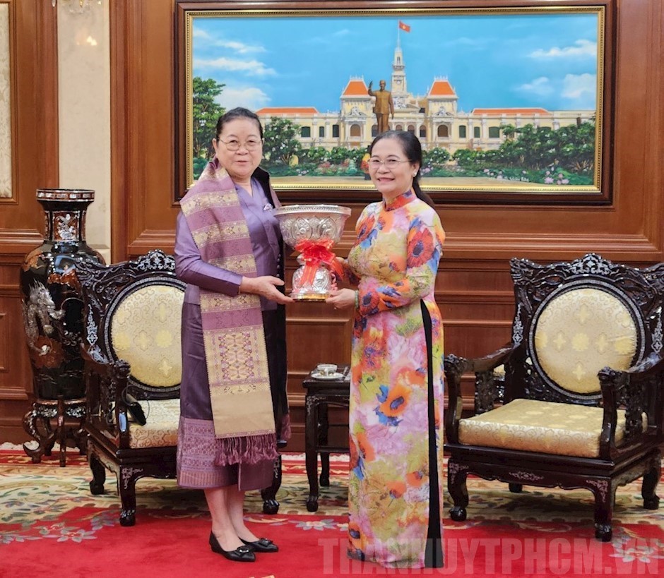 Chairwoman of the People's Council of Ho Chi Minh City Nguyen Thi Le (R) presents a souvenir gift to Laotian Consul General in HCMC Phimpha Keomixay. (Source: https://hcmcpv.org.vn)