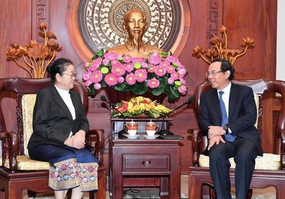 Secretary of the Ho Chi Minh City Party Committee Nguyen Van Nen (R) receives Laotian Consul General to HCMC Phimpha Keomixay as she came to bid farewell to the city’s leader at the end of her working tenure in the city. (Photo: Viet Dung)