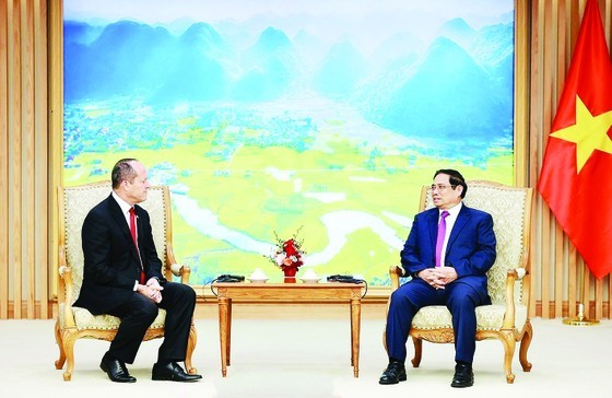 Prime Minister Pham Minh Chinh informs the Israeli minister that Vietnam has decided to issue electronic visas to citizens of foreign countries, including Israel, from August 15 (Photo: VNA)