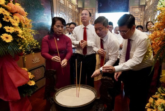 The leaders offer incense to President Ton Duc Thang (Phto: Hoang Hung)